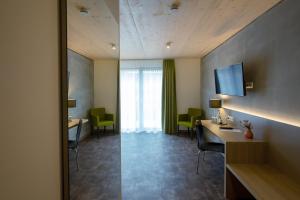 TV a/nebo společenská místnost v ubytování Hotel Holzscheiter
