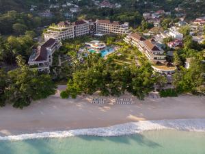 una vista aerea del resort dalla spiaggia di Savoy Seychelles Resort & Spa a Beau Vallon