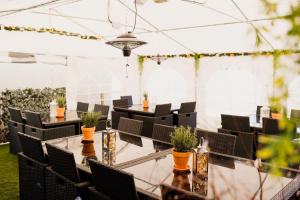 einen Konferenzraum mit Tischen, Stühlen und Pflanzen in der Unterkunft The Cricketers Arms in Stansted Mountfitchet