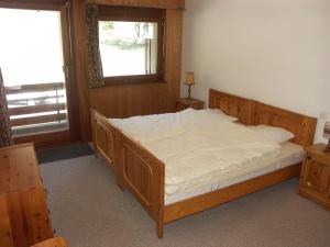 1 dormitorio con 1 cama en una habitación con ventana en Apartment Mercure 205, en Anzère