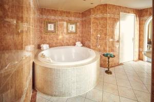 Koupelna v ubytování Van der Valk Hotel Emmeloord