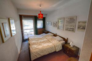 アンゼールにあるApartment Mercure 202のベッドルーム(ベッド1台、赤い照明付)