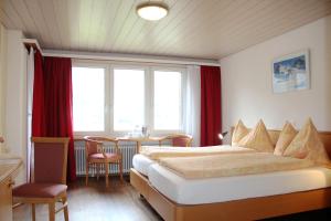 una camera d'albergo con un letto e un tavolo di Hotel Eigerblick a Grindelwald