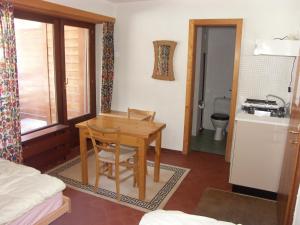 Habitación pequeña con mesa y baño. en Apartment Mars 404-406, en Anzère