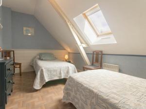 Postel nebo postele na pokoji v ubytování Gîte Bonnœuvre, 4 pièces, 6 personnes - FR-1-306-1151