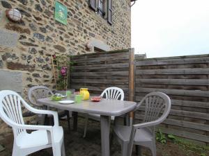 een tafel en stoelen op een patio bij Gîte Chavaniac-Lafayette, 3 pièces, 4 personnes - FR-1-582-175 in Chavaniac-Lafayette