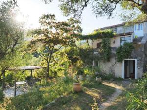 una casa con un jardín delante de ella en ANTICA CASA DEL CANTO Mirella, en Calice Ligure