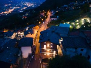 Blick auf eine Stadt in der Nacht mit Lichtern in der Unterkunft Bhotanica - ospitalità e natura in Aosta