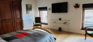 Gallery image of Maison confortable à Vieux-Condé avec jardin privé et parking in Vieux-CondÃ© +11 photos