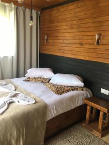 ChokhuldiにあるGuest House Shuanの木製の壁のベッドルーム1室(ベッド2台付)