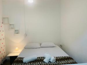 a bedroom with a bed with two towels on it at EDICULA 168 · Privacidade para Família (5 minutos Hospital Eintein) in Sao Paulo