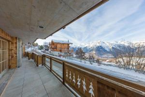 ナンダにあるNendaz 2 bedroom apartment - close ski lift - R27の雪に覆われた山々の景色を望むバルコニー