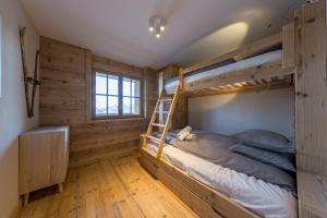 ナンダにあるNendaz 2 bedroom apartment - close ski lift - R27のベッドルーム1室(二段ベッド2台、窓付)が備わります。