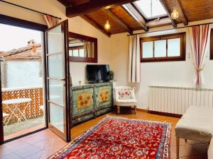 A television and/or entertainment centre at Borgata Cantone Country House B&B