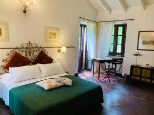 A bed or beds in a room at Borgata Cantone Country House B&B