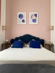 una camera da letto con un grande letto con cuscini blu di B&B Monteverdi L'Arancio a Firenze