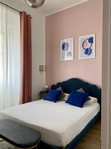 um quarto com uma cama grande e almofadas azuis em B&B Monteverdi L'Arancio em Florença