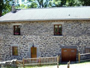 Casa de piedra con 2 ventanas y valla en Gîte Saint-Front, 4 pièces, 6 personnes - FR-1-582-267, en Saint-Front