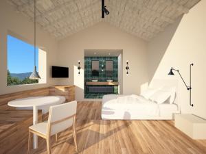 ein Wohnzimmer mit einem weißen Sofa und einem Tisch in der Unterkunft Agriresort Le Porcine in Bolsena