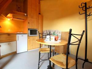 - une petite cuisine avec une petite table et des chaises dans l'établissement Gîte Ally, 2 pièces, 2 personnes - FR-1-582-213, 