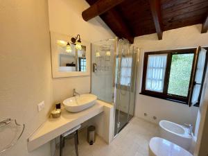 A bathroom at Borgata Cantone Country House B&B