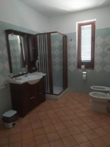 een badkamer met wastafel en toilet bij Nel7 in Castellammare di Velia