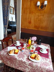 una mesa con platos de comida encima en La Venta de Miyares - Casa de Indianos, en Pilo&ntilde;a