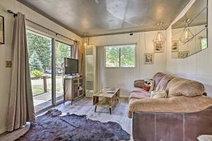 een woonkamer met een bank en een tv bij Direct Beach Access Grand Lake Cabin with Deck! in Grand Lake