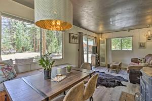 een woonkamer met een tafel en stoelen bij Direct Beach Access Grand Lake Cabin with Deck! in Grand Lake