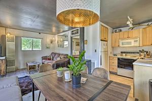 een keuken en woonkamer met een houten tafel en stoelen bij Direct Beach Access Grand Lake Cabin with Deck! in Grand Lake +17 foto's