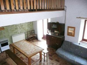 Ruang duduk di Maison de Vacances Nature avec Grand Jardin et Proximité La Chaise-Dieu - FR-1-582-242