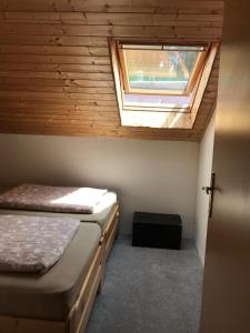 ein Zimmer mit 2 Betten und einem Fenster in der Unterkunft Na Červené louce relax 1 in Cheb