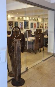 une salle à manger avec une table et un grand miroir dans l'établissement Hotel Garni "Am Ellinger Tor", à Weißenburg in Bayern