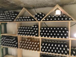 ein Regal voller Weinflaschen in einem Keller in der Unterkunft Na Červené louce relax 1 in Cheb