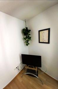 Televízia a/alebo spoločenská miestnosť v ubytovaní Cornu Karma Apartment Siuranella
