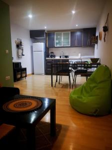 Kuchyňa alebo kuchynka v ubytovaní Cornu Karma Apartment Siuranella