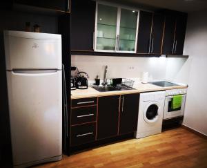 Kuchyňa alebo kuchynka v ubytovaní Cornu Karma Apartment Siuranella