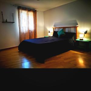 Un dormitorio con una cama grande y una ventana en Cornu Karma Apartment Siuranella en Cornudella