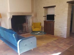 sala de estar con sofá azul y silla amarilla en Gîte Bruère-Allichamps, 8 pièces, 14 personnes - FR-1-586-13 en Bruère-Allichamps