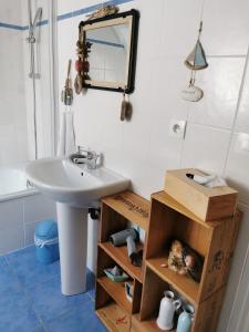 W łazience znajduje się umywalka i lustro. w obiekcie CHAMBRE D'HOTES Côté RANCE w mieście La Ville-ès-Nonais