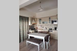 a kitchen with a table and chairs in a room at Mar Azul Σπίτι δίπλα στην παραλία και στο κέντρο! in Elafonisos