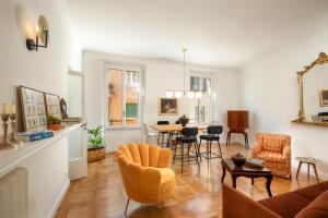 Posedenie v ubytovaní Casavignoni luxury apartment near to Spanish step