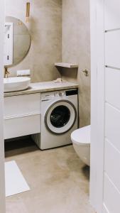 bagno con lavatrice e lavandino di LuxFlats Apartament LUX a Jastrzębia Góra