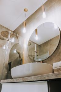 un baño con lavabo y espejo en LuxFlats Apartament LUX, en Jastrzębia Góra