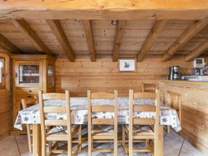 uma sala de jantar com mesa e cadeiras em Chalet Courchevel 1650, 6 pièces, 8 personnes - FR-1-514-69 em Courchevel