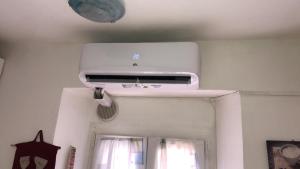 Televízia a/alebo spoločenská miestnosť v ubytovaní ControVento Apartament II