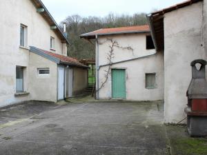 un parking vide entre deux bâtiments avec une porte verte dans l'établissement Gîte Flainval, 6 pièces, 10 personnes - FR-1-584-37, 