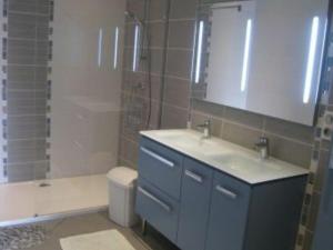 Bilik mandi di Gîte Contemporain en Écovillage avec Grande Terrasse et Proximité Attractions, 3 Chambres, PMR - FR-1-584-123