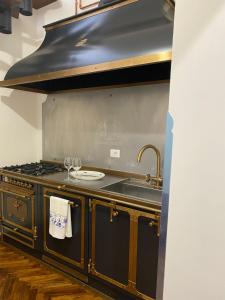 Kuchyň nebo kuchyňský kout v ubytování Regal House Anzio Terrazzo