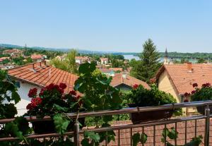 - Balcón con flores y vistas a la ciudad en Sakota family house, en Sremska Kamenica